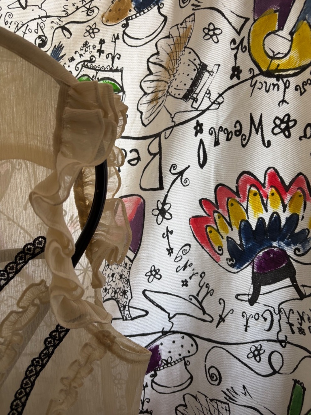 Couope 100% poly sheer lace trimmed ruffled blouse. - Picture 3 of 6